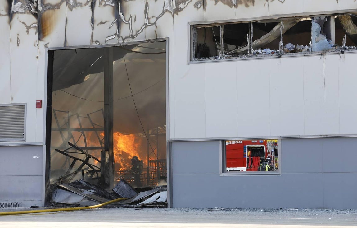 El incendio en la fábrica de Duplach de Villa del Río (Córdoba), en imágenes