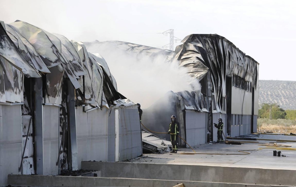 El incendio en la fábrica de Duplach de Villa del Río (Córdoba), en imágenes