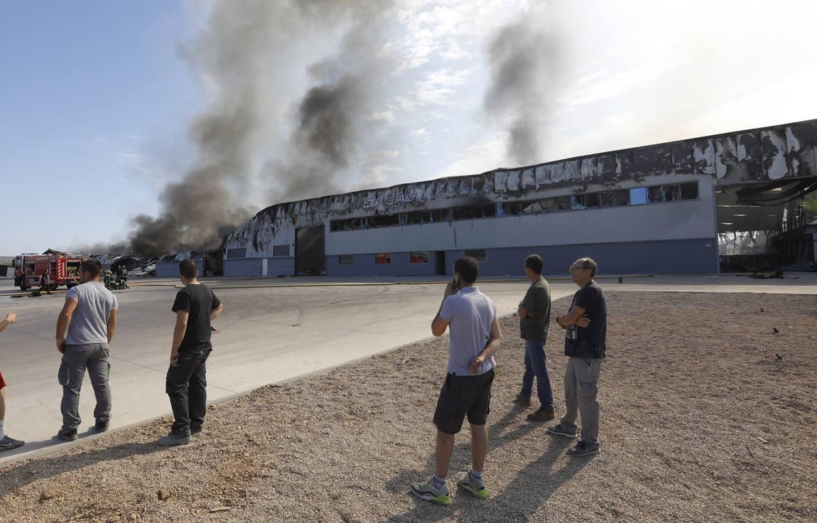 El incendio en la fábrica de Duplach de Villa del Río (Córdoba), en imágenes