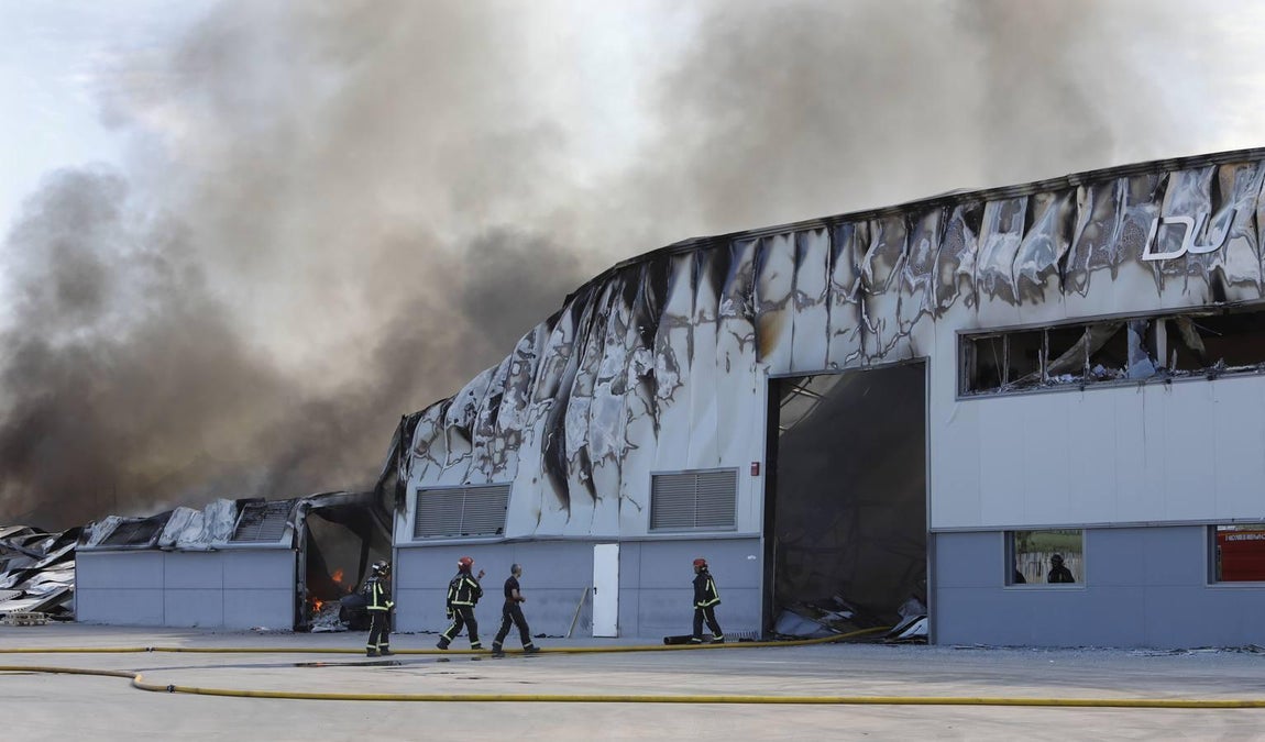 El incendio en la fábrica de Duplach de Villa del Río (Córdoba), en imágenes