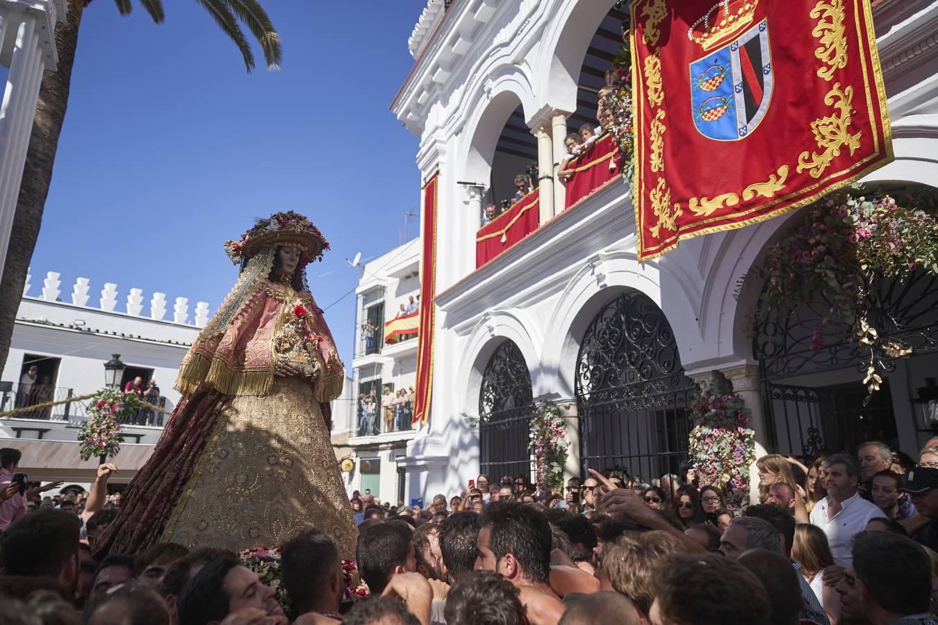 En imágenes, la llegada de la Virgen del Rocío a la parroquia almonteña