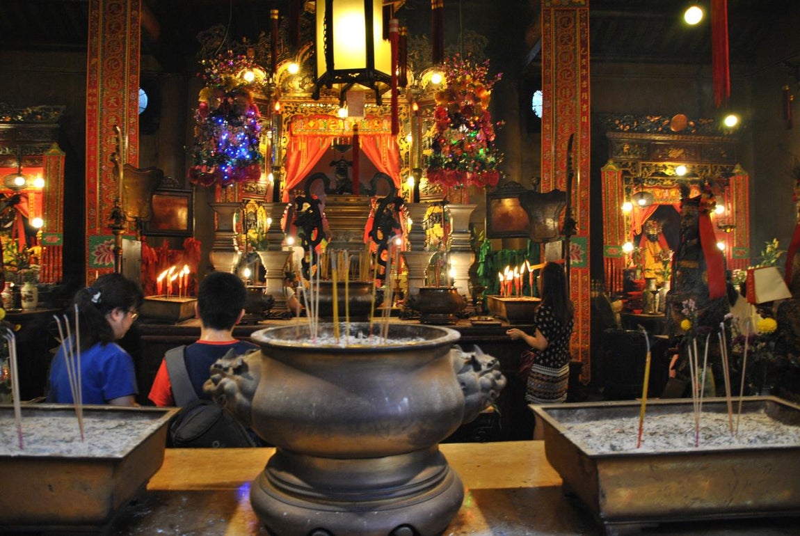 Templo en la zona financiera. Cedida por China a Reino Unido en 1842, la isla de Hong Kong permanecieron bajo soberanía británica hasta 1997 cuando volvieron al dominio chino pero manteniendo un sistema político propio y un status especial