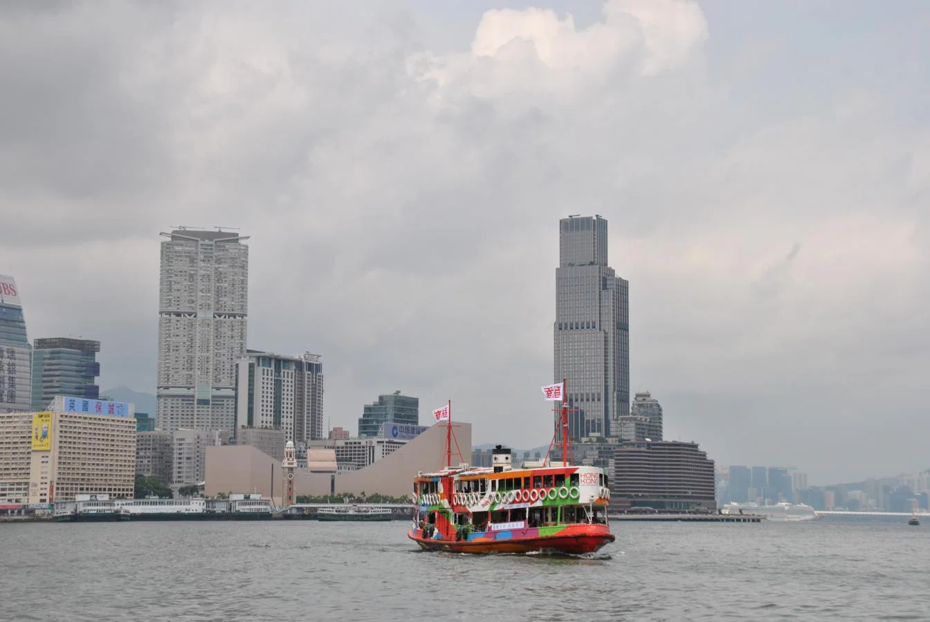 Start Ferry, ferry entre Hong Kong y Kowloon. Cedida por China a Reino Unido en 1842, la isla de Hong Kong permanecieron bajo soberanía británica hasta 1997 cuando volvieron al dominio chino pero manteniendo un sistema político propio y un status especial
