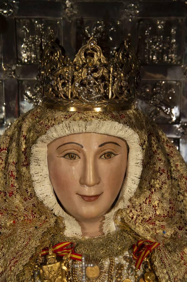 La Virgen de los Reyes en su camarín