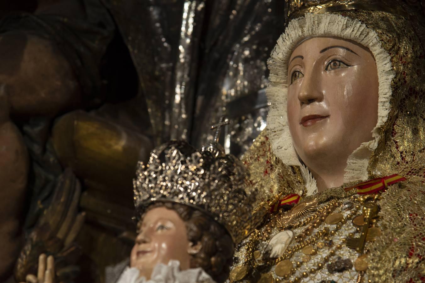 La Virgen de los Reyes en su camarín