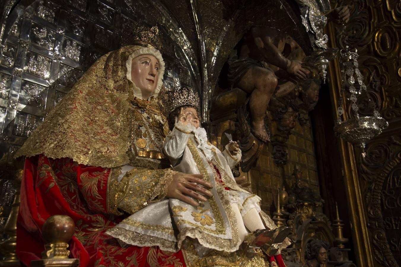 La Virgen de los Reyes en su camarín