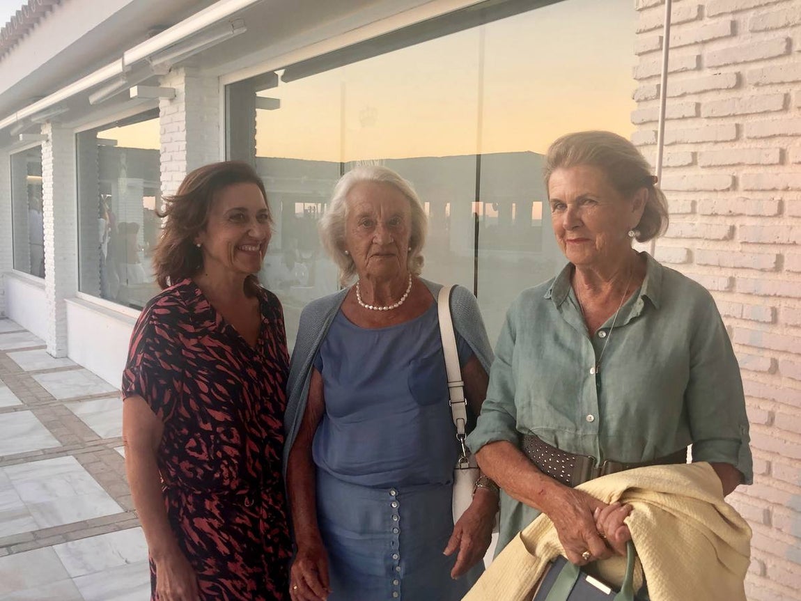 Elisa Álvarez Campana Osborne, Elisa Osborne Domecq y María José Vázquez. 