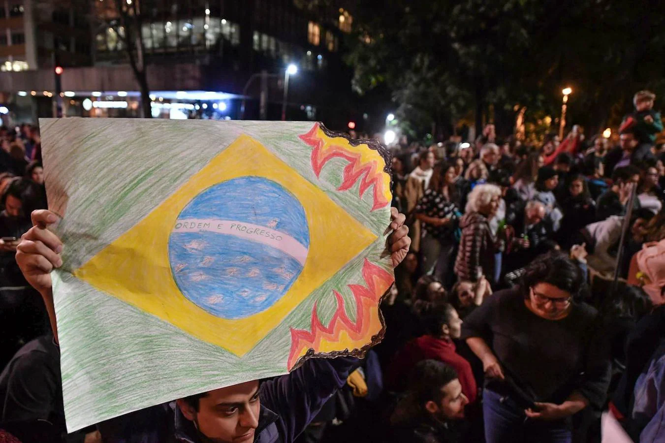 La gente protesta contra el Gobierno del presidente brasileño Jair Bolsonaro por los incendios en la Selva del Amazonas en Sao Paulo, Brasil, el 23 de agosto. 