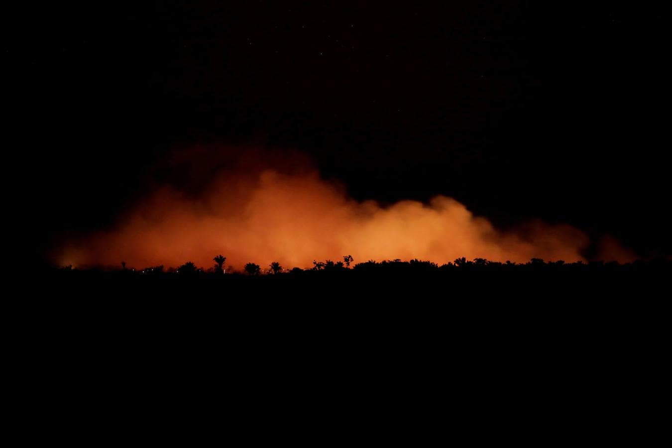 Nubes de humo durante un incendio en un área de la selva amazónica cerca de Humaita, Estado de Amazonas, Brasil. 