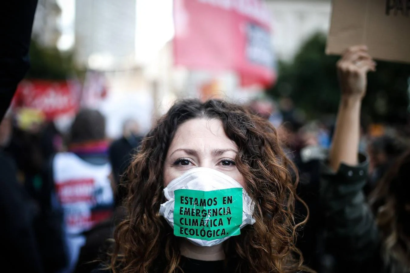 Una mujer durante la protesta del viernes frente a la embajada de Brasil en Buenos Aires (Argentina), contra los incendios que consumen el Amazonas y en rechazo a las respuestas del presidente brasileño ante la crisis ambiental. 