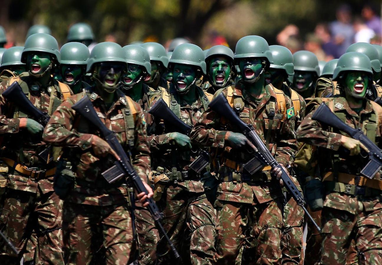 El ejército ayudará a combatir los incendios en la selva amazónica, después de que las noticias sobre los mismos hayan provocado protestas en todo el mundo. 