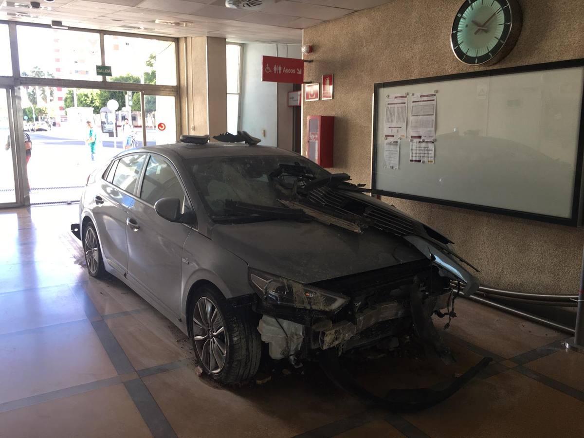 Un coche se estrella contra el apeadero de Renfe del Estadio