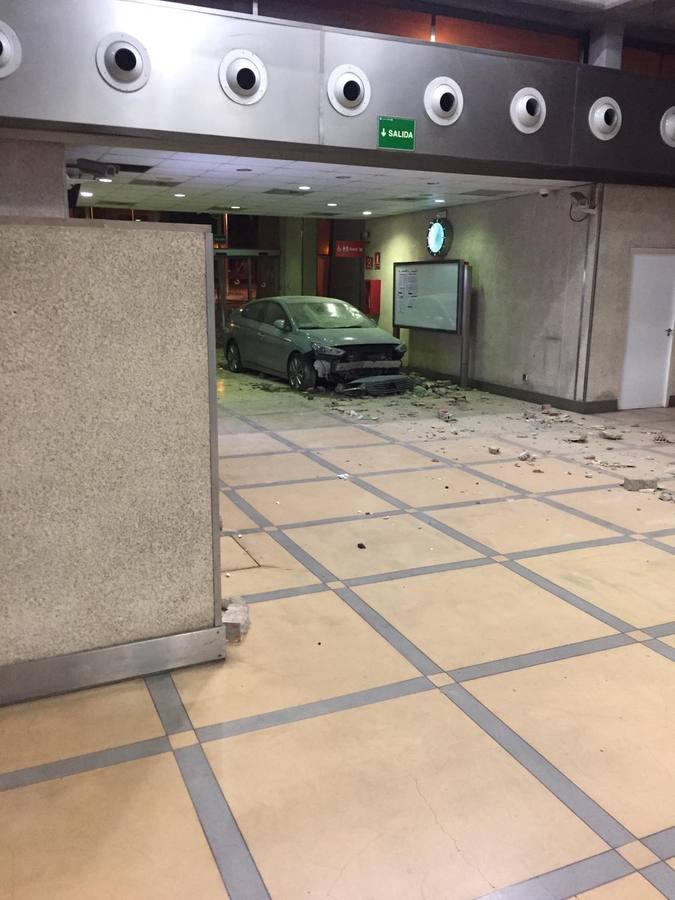 Un coche se estrella contra el apeadero de Renfe del Estadio