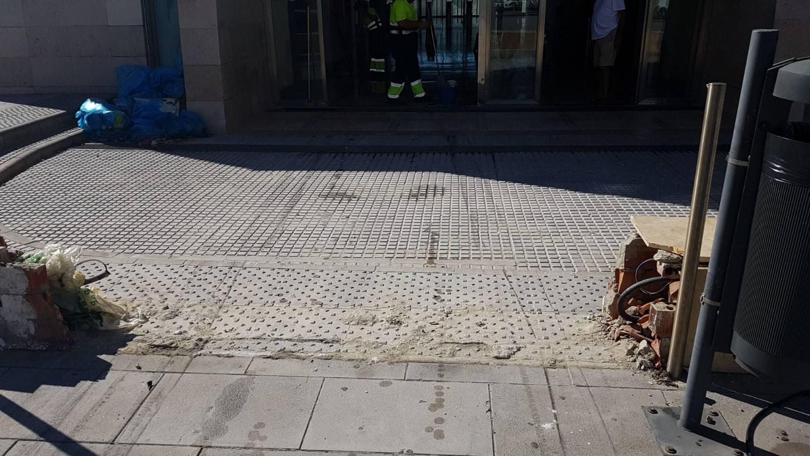 Un coche se estrella contra el apeadero de Renfe del Estadio