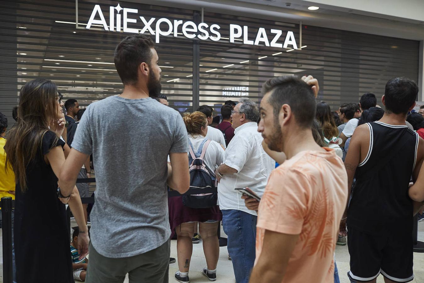 Varias decenas de personas esperan a las puertas la apertura de la tienda de AliExpress en Madrid. 