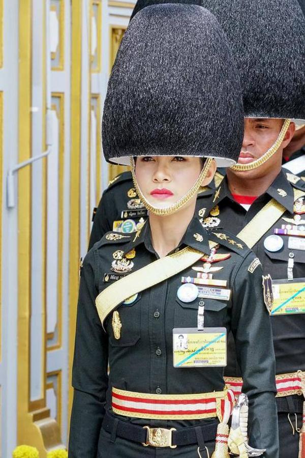 La reina consorte, en su etapa de soldado. 