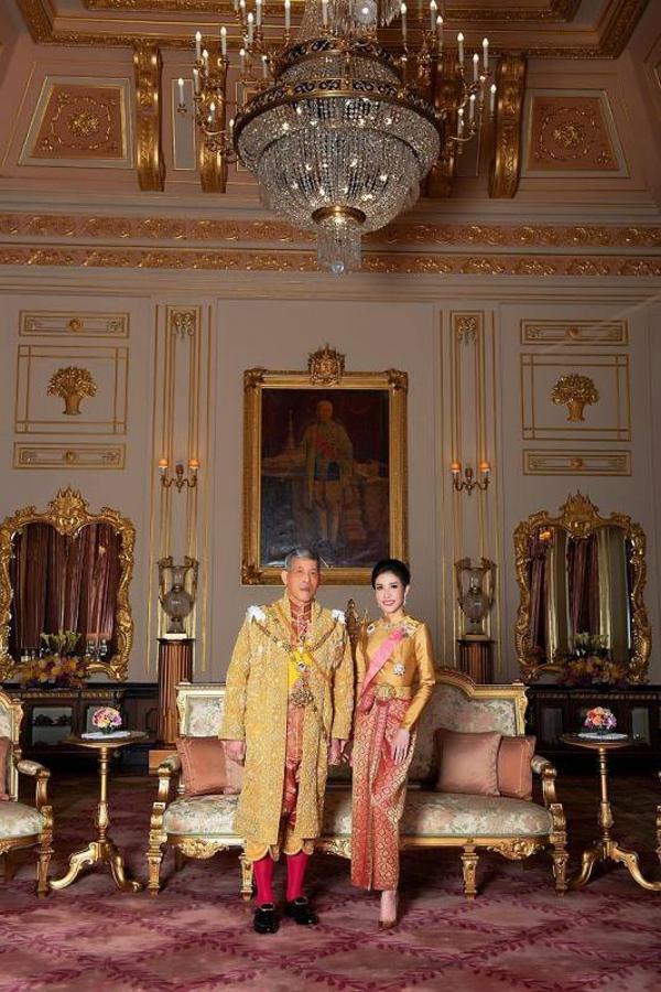 El jefe del Estado tailandés y su esposa, en uno de los salones del Gran Palacio de Bangkok. 