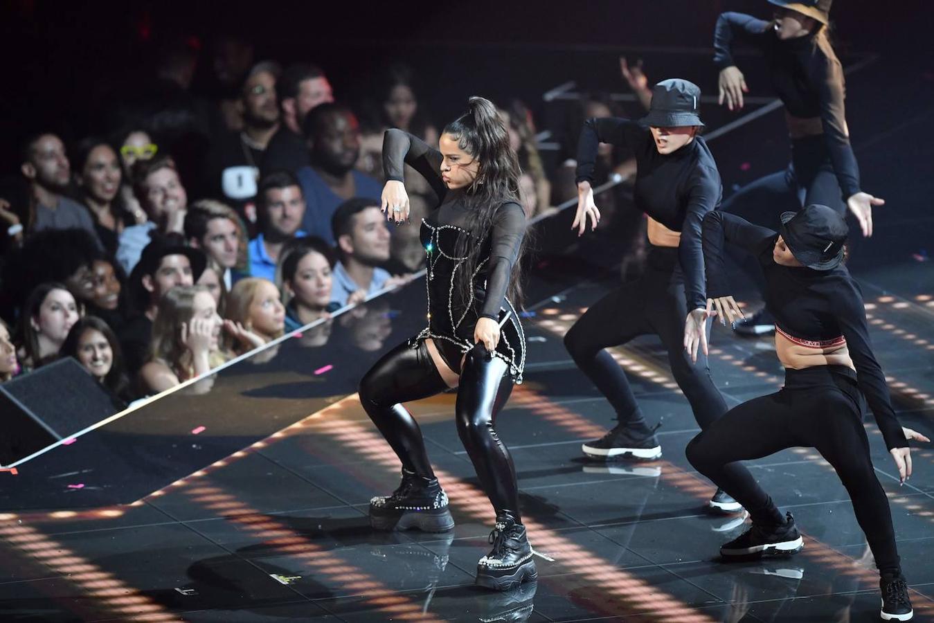 Rosalía se subió al escenario para interpretar su nuevo single «Yo x Ti, Tu x Mi» junto al cantante puertorriqueño Ozuna. 