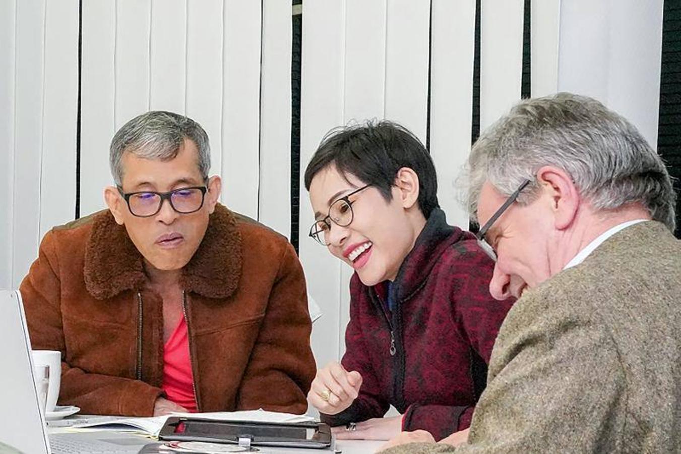 Reunión del rey de Tailandia y su esposa en la Oficina Real. 