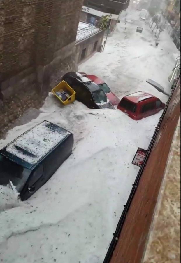 Calle colapsada por el granizo en Arganda del Rey. 