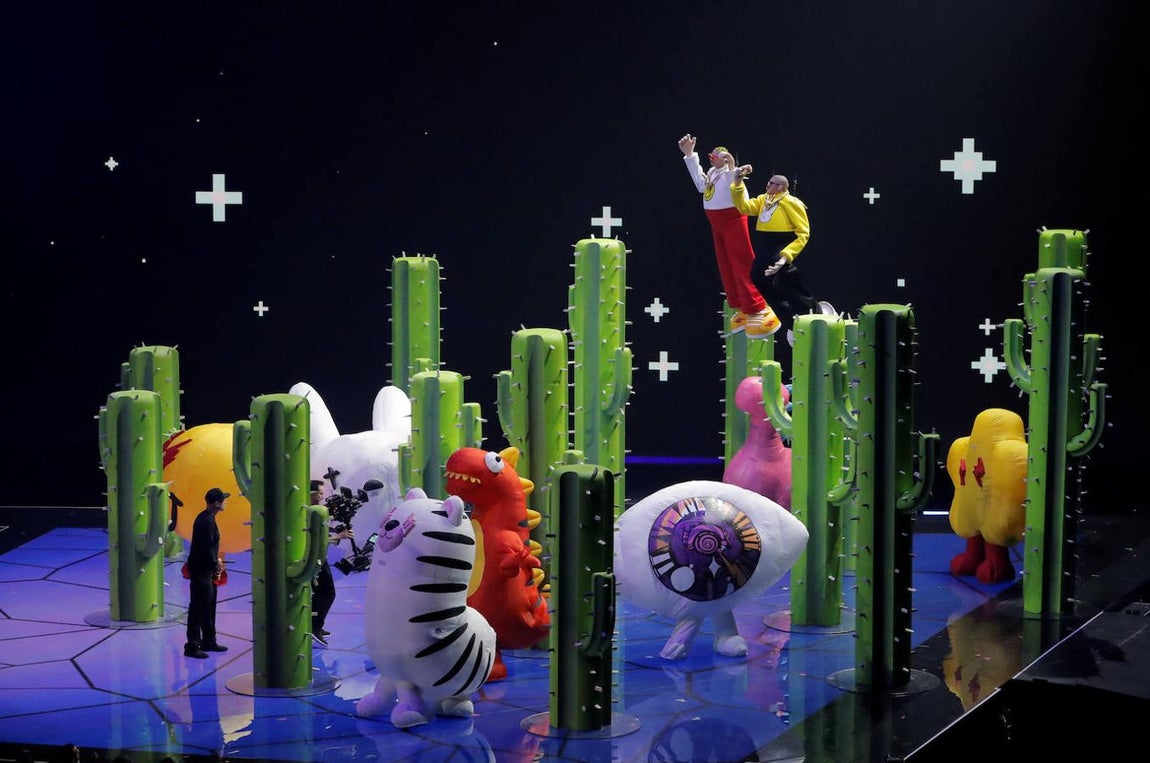 Aquí vemos a J Balvin y Bad Bunny. 