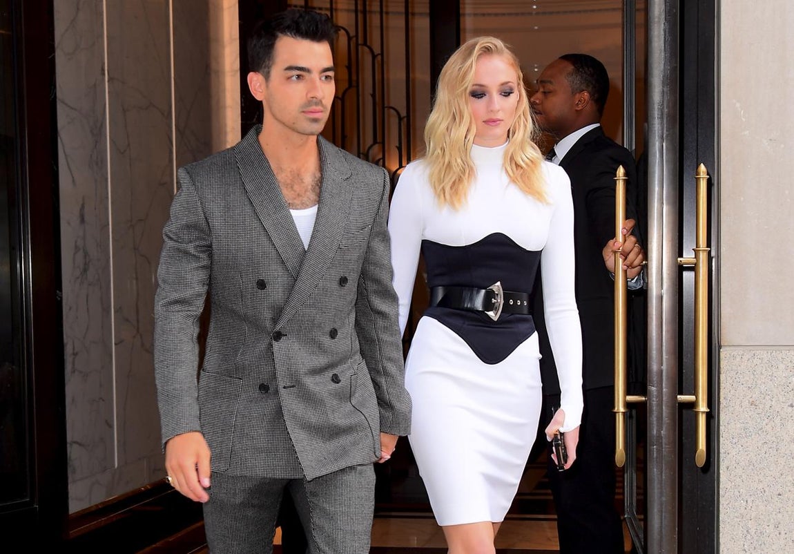 Sophie Turner escogió un Louis Vuitton para la ocasión, ceñido y en color blanco y negro. 