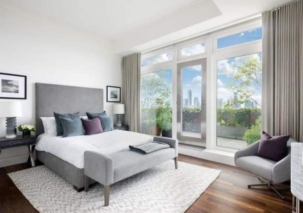 Dormitorio. Ya en el piso de arriba, donde se encuentran las habitaciones, nada menos que cuatro, están los dormitorios que también se ven diferentes a lo que había cuando ella vivía ahí junto a su marido. Ahora los muebles son mucho menos aparatosos, y se prescinde de la madera para dar paso a muebles revestidos de colores azulados y grisáceos que dan mucha más luz a la habitación.