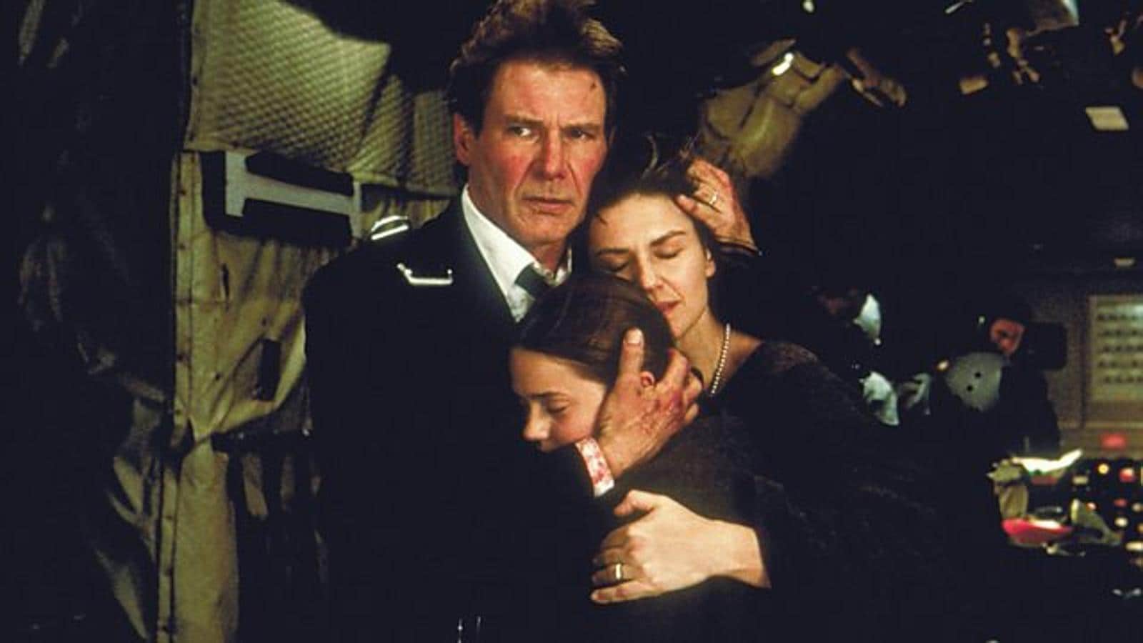 Wendy Crewson fue Grace Marshall. Harrison Ford se pone en la piel de un valiente presidente de los Estados Unidos, que salva su patria y a su familia del secuestro del avión presidencial, en el que se encuentra su mujer, a la que da vida la actriz Wendy Crewson.