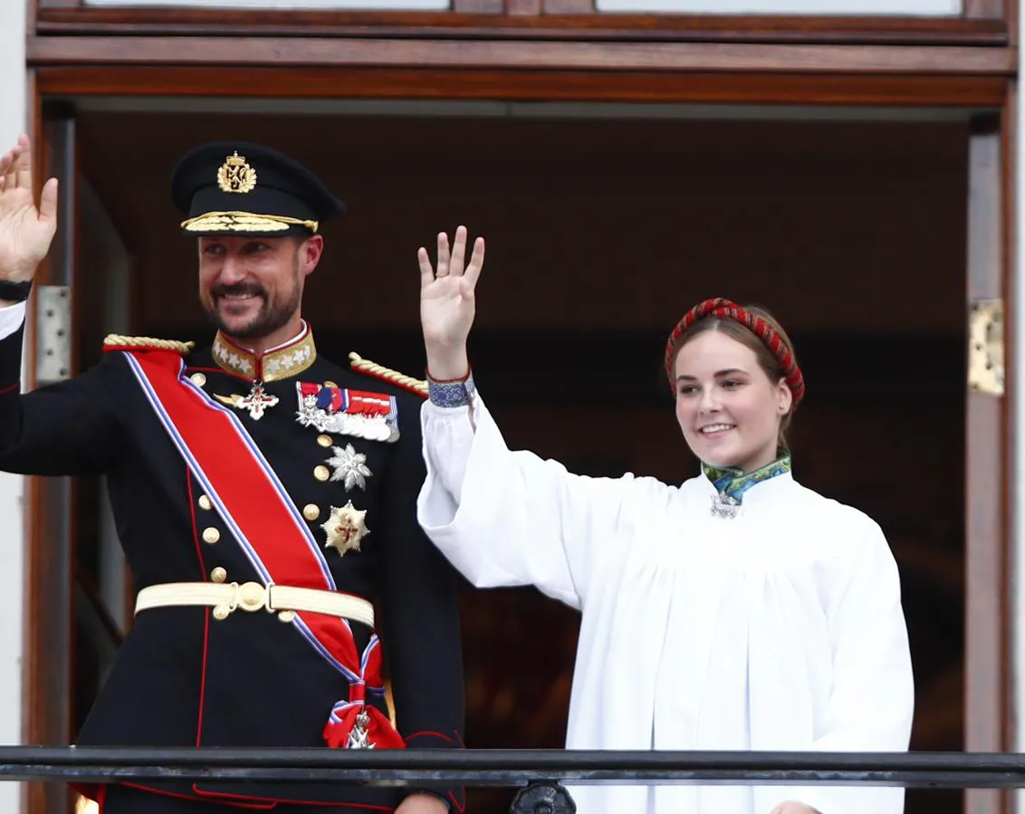 La Princesa Ingrid Alexandra y el Príncipe Haakon de Noruega. La Princesa Ingrid Alexandra de Noruega y su padre, el Príncipe Heredero Haakon, saludan desde el balcón del Palacio después de su ceremonia de confirmación en la capilla del Palacio Real de Oslo, Noruega