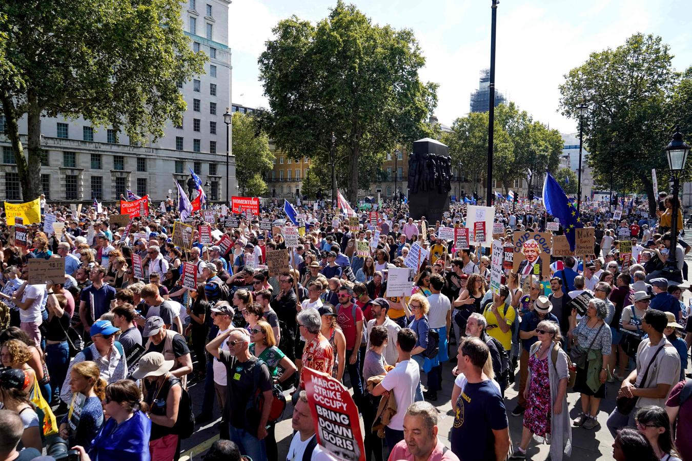 Muñecos con la cara de Boris Johnson y decenas de banderas europeas: así están siendo las protestas del Reino Unido