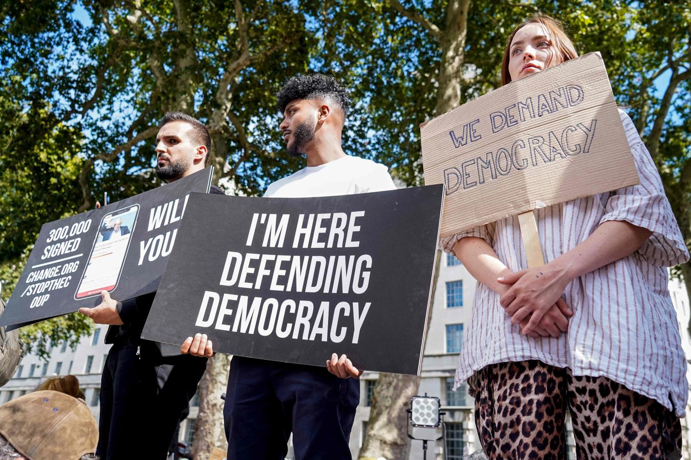 Muñecos con la cara de Boris Johnson y decenas de banderas europeas: así están siendo las protestas del Reino Unido