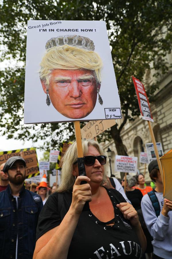 Muñecos con la cara de Boris Johnson y decenas de banderas europeas: así están siendo las protestas del Reino Unido