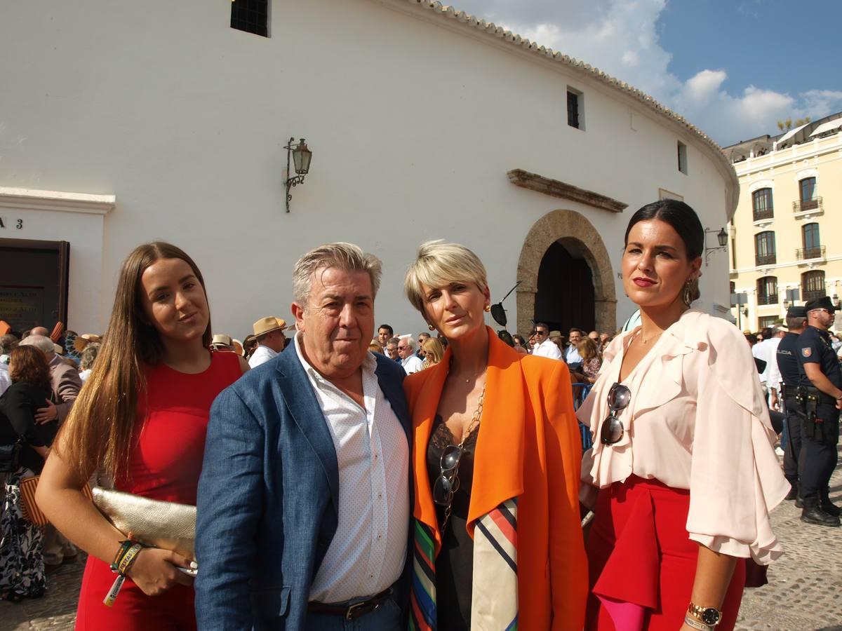 Los señores de Giménez-Gómez acompañados de sus hijas, Lydia y Elena