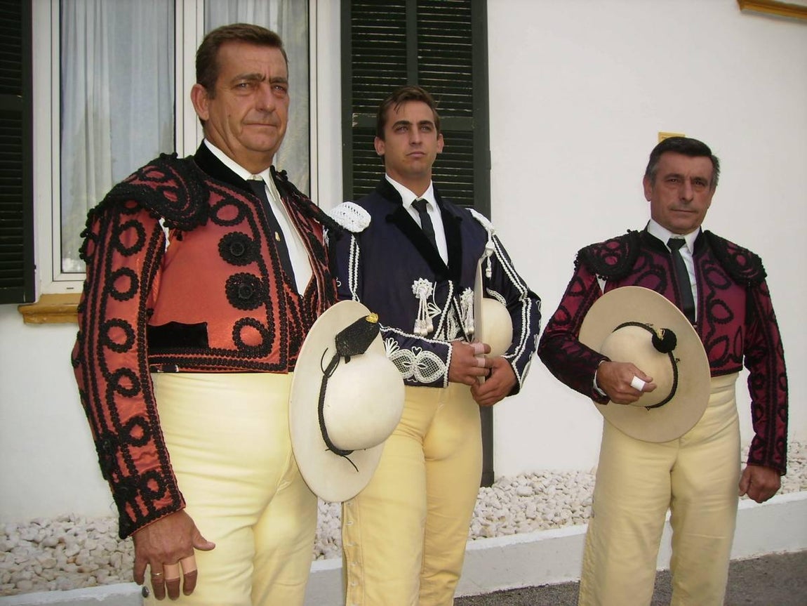 Tres de los cuatro picadores de Morante esperando su partida a la plaza