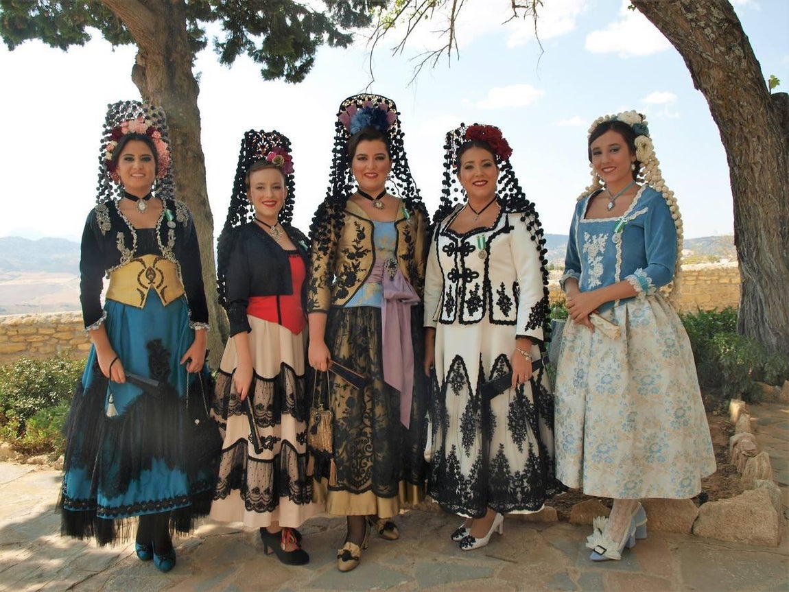 Damas Goyescas con la serranía de Ronda al fondo