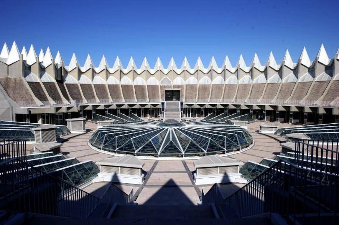 Agujas o «espinas» que coronan el edificio. Fue un proyecto de los arquitectos Fernando Higueras y Antonio Miró.