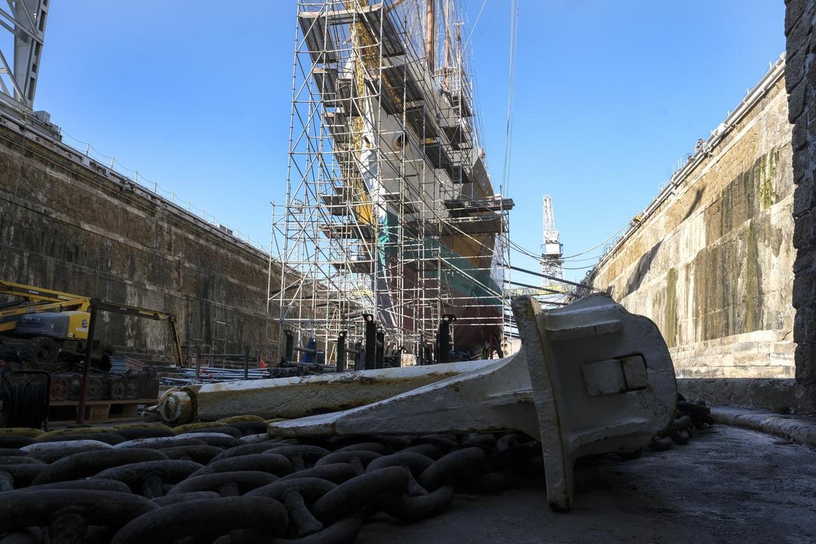 FOTOS: Dentro del dique del Juan Sebastián de Elcano