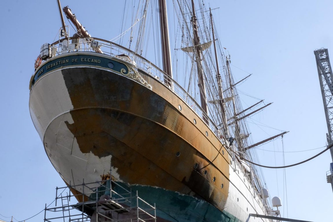 FOTOS: Dentro del dique del Juan Sebastián de Elcano