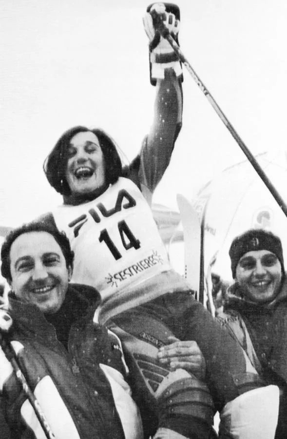 Blanca Fernandez Ochoa, a hombros de sus hermanos, en 1987, tras vencer en la prueba de slalom femenino valedera para la Copa del Mundo de esquí que se ha celebrado en Sestrieres (Italia). 