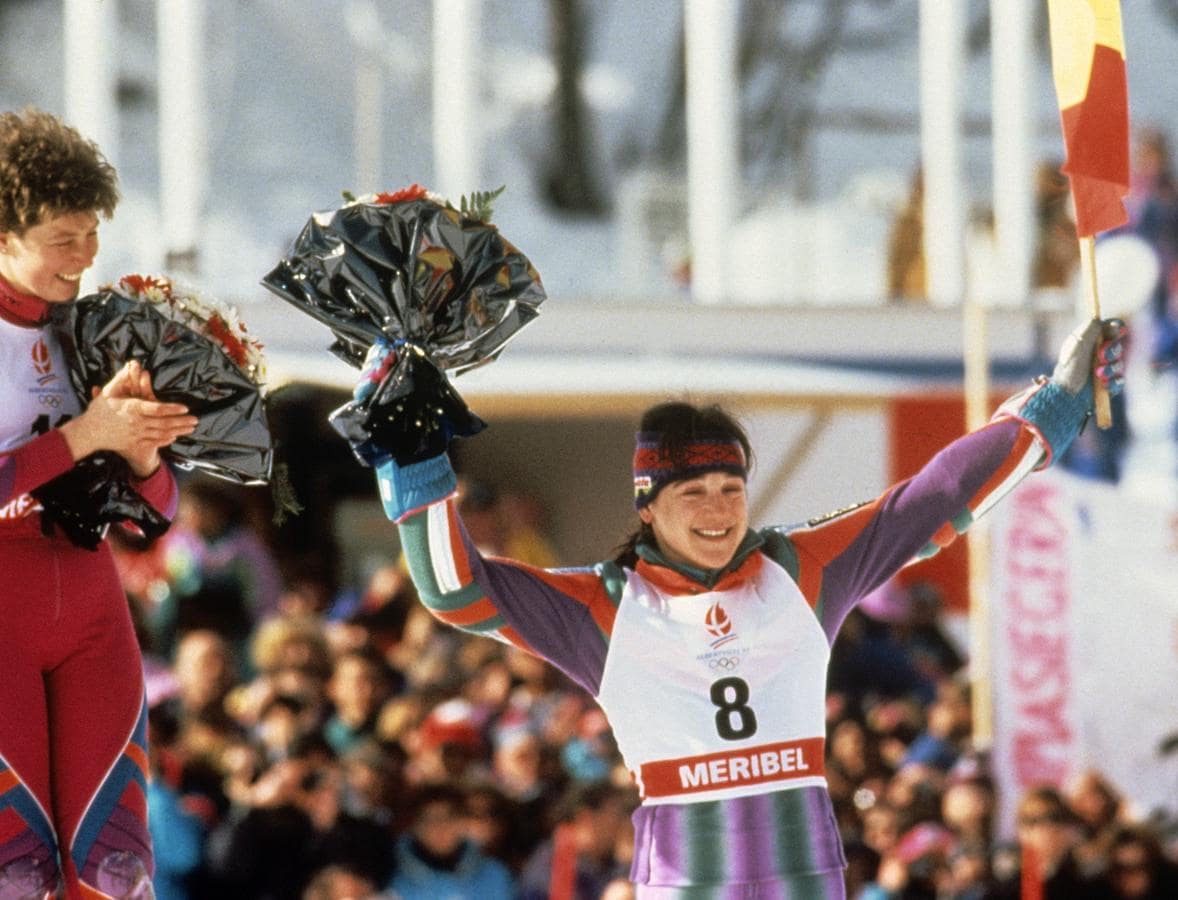 La esquiadora Blanca Fernández Ochoa saluda desde el podio, tras conseguir la medalla de bronce en la prueba de eslalon gigante en los Juegos Olímpicos de Invierno de Albertville, en 1992. 
