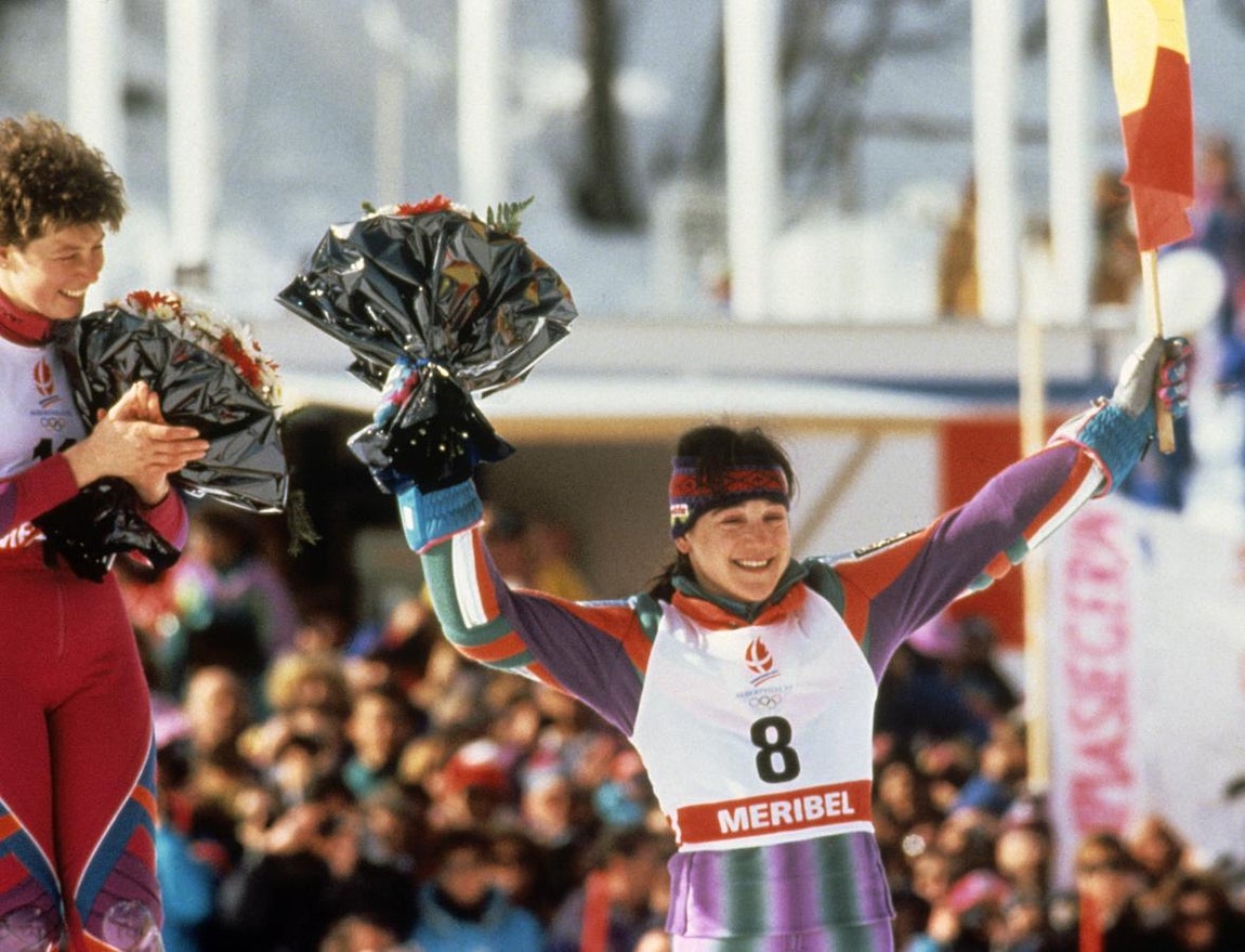 La esquiadora Blanca Fernández Ochoa saluda desde el podio, tras conseguir la medalla de bronce en la prueba de eslalon gigante en los Juegos Olímpicos de Invierno de Albertville, en 1992. 