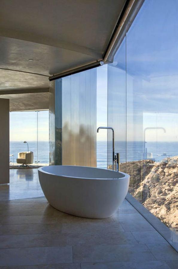 Uno de los baños con vistas de la mansión Razor House.