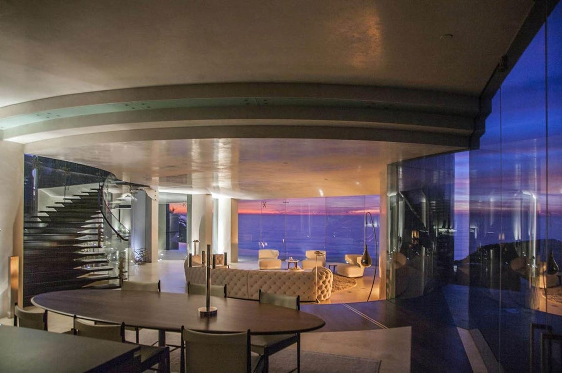 Zona de comedor y vistas al salón circular que aparece en la película como sala de operaciones de Iron Man.