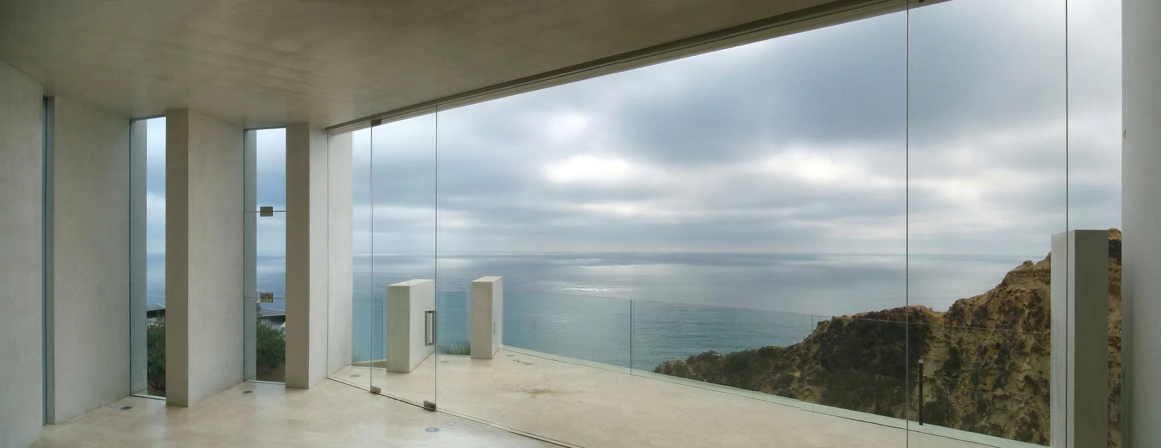 Para que el exterior de Razor House sea idéntico a como la vemos en la saga de Marvel el diseñador gráfico Phil Saunders, se inspiró en otra gran mansión e ingenio de arquitectura, la Casa Arango, situada en Acapulco (México) y obra de John Lautner.