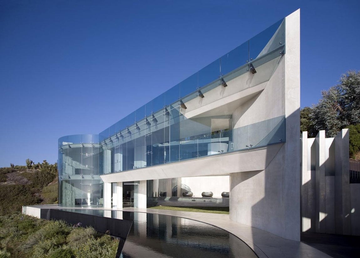 Su propietario hasta el momento de la venta era el empresario Donald Burns, fundador de Telco Communications Group.