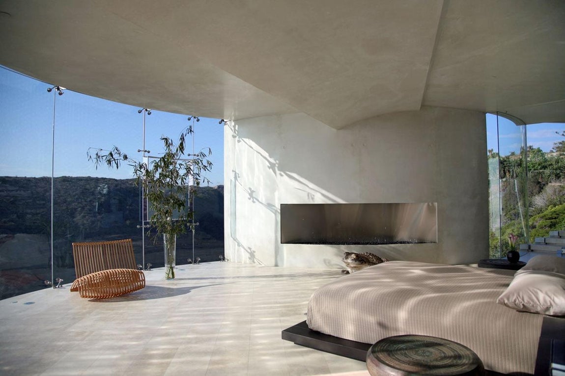 El interiorismo de la casa sigue líneas minimalistas y modernas en la que predominan los materiales naturales como el mármol y la madera.