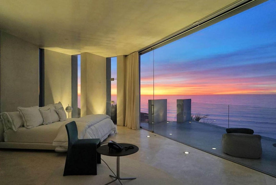 La mayoría de las estancias de la casa cuentan con vistas al mar y prometen espectaculares atardeceres como el que vemos desde esta habitación.