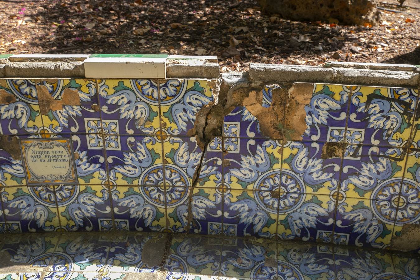 En imágenes, el deterioro de los azulejos de los Jardines de la Agricultura de Córdoba