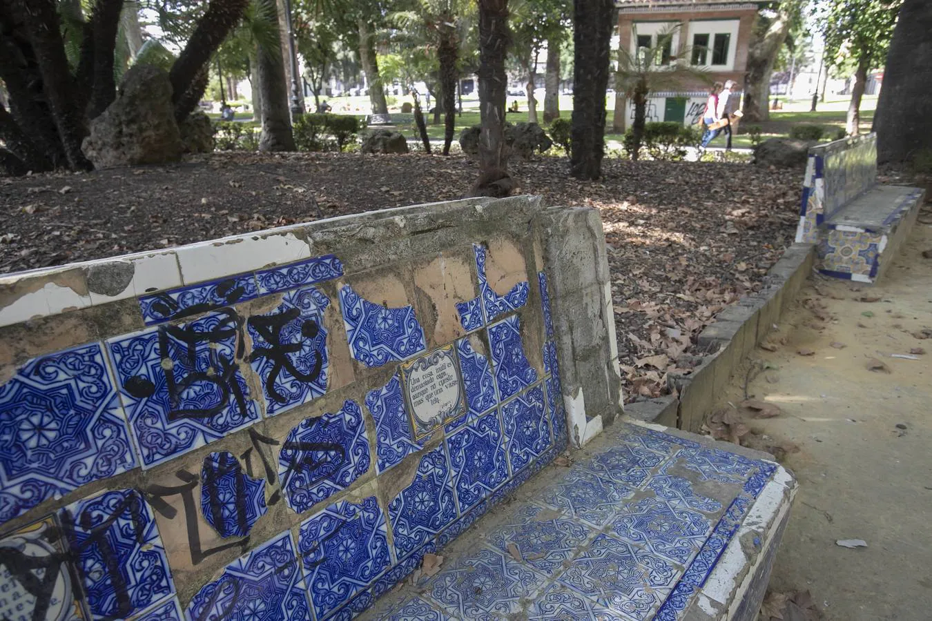 En imágenes, el deterioro de los azulejos de los Jardines de la Agricultura de Córdoba
