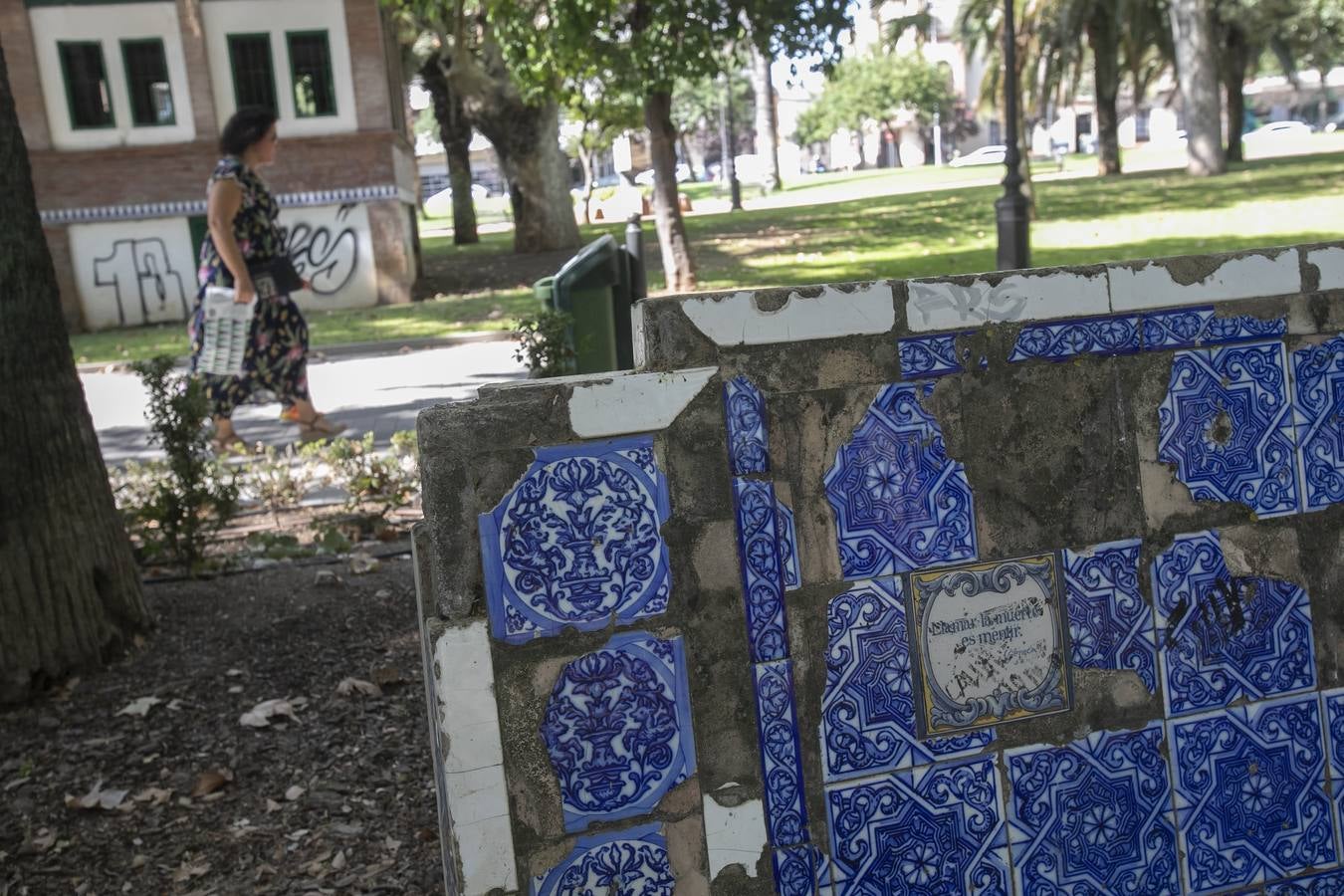 En imágenes, el deterioro de los azulejos de los Jardines de la Agricultura de Córdoba